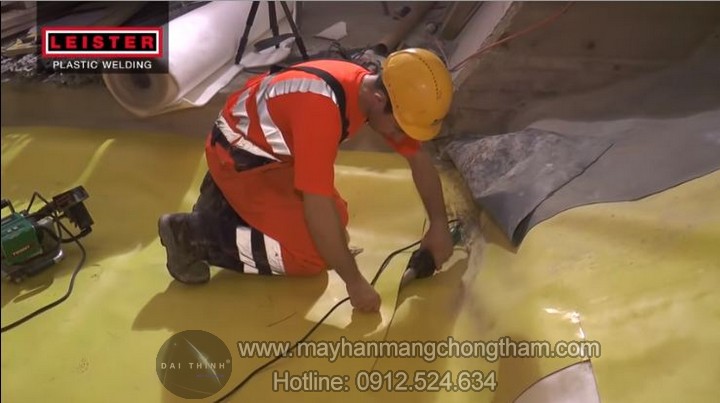 M&aacute;y h&agrave;n nhựa cầm tay Triac ST h&agrave;n m&agrave;ng chống thấm hầm giao th&ocirc;ng